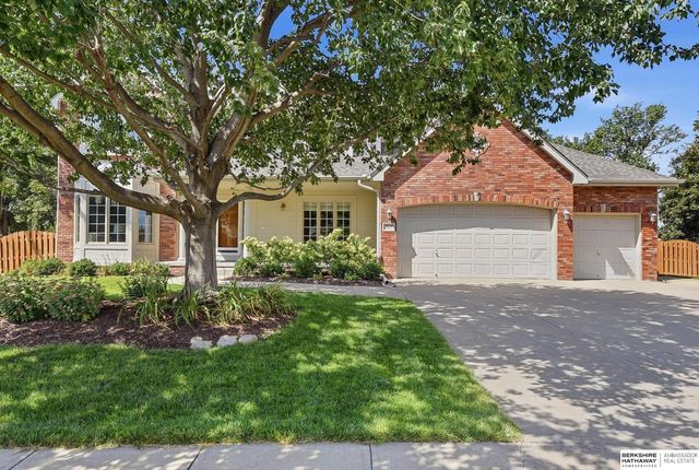 1210 MacArthur Drive, Papillion, NE 68046