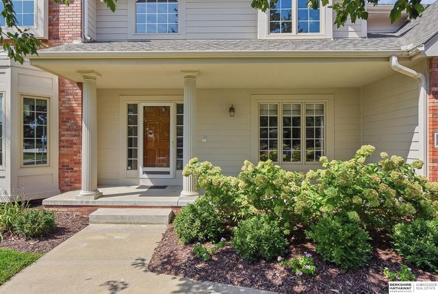 1210 MacArthur Drive, Papillion, NE 68046