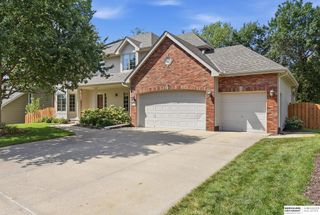 1210 MacArthur Drive, Papillion, NE 68046