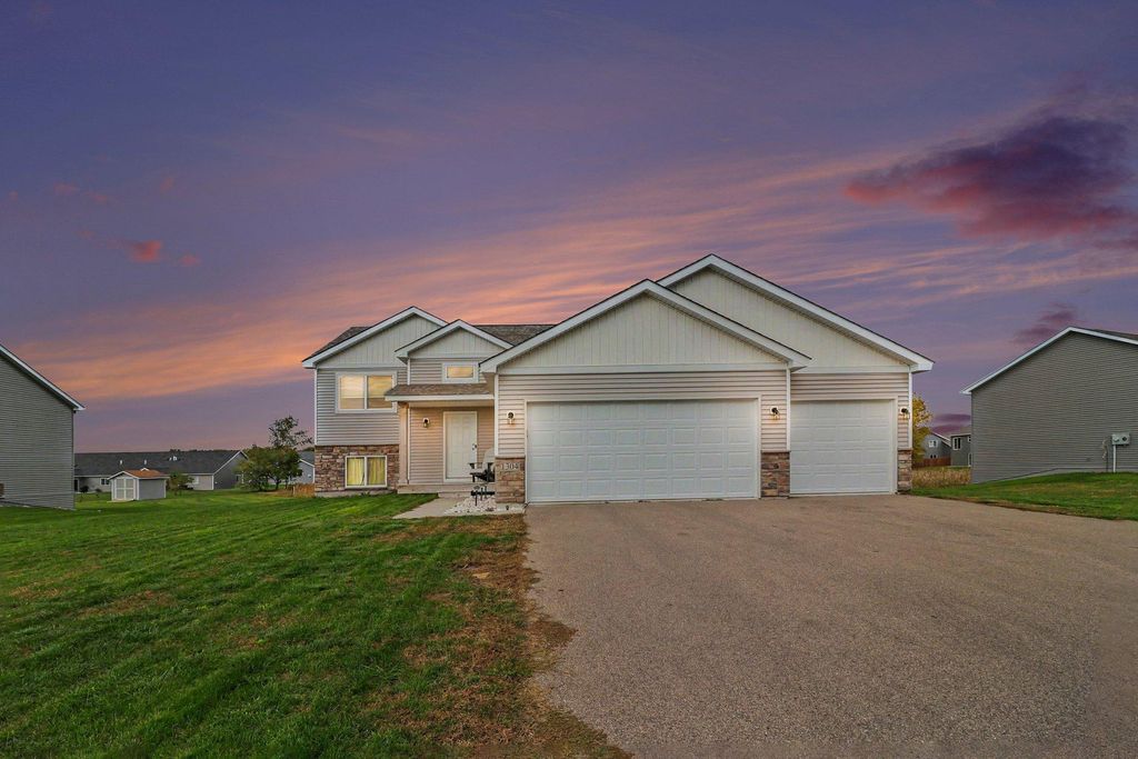 1304 Mulberry Avenue NE, Montgomery, MN 56069 — exterior