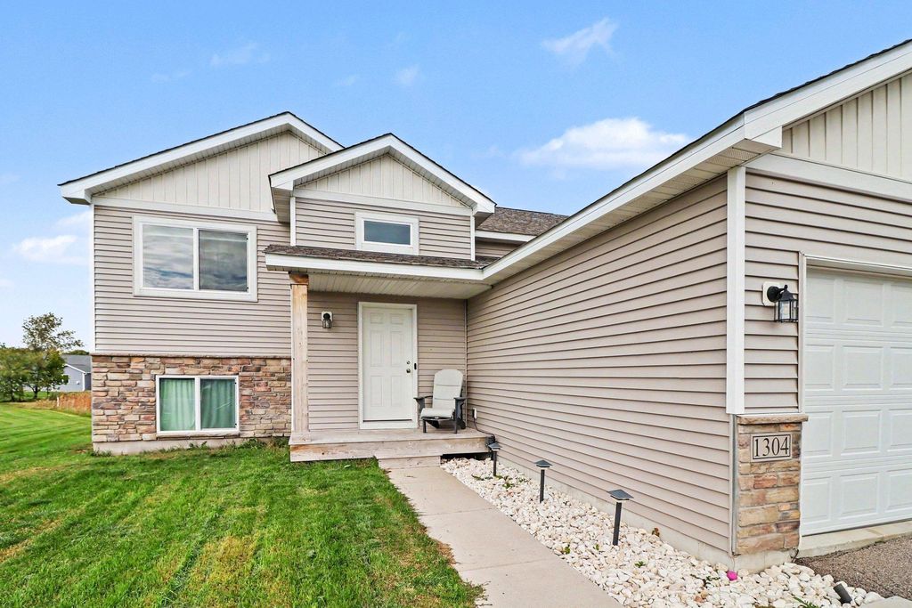 1304 Mulberry Avenue NE, Montgomery, MN 56069 — photo 2