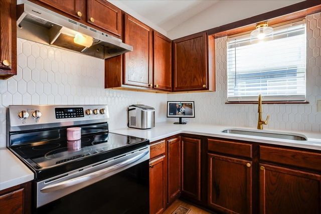 241 S Stoneridge St, Valley Center, KS 67147