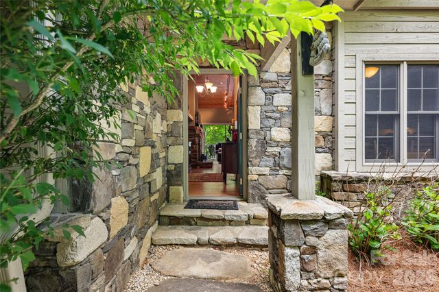 560 Toxaway Court, Lake Toxaway, NC 28747
