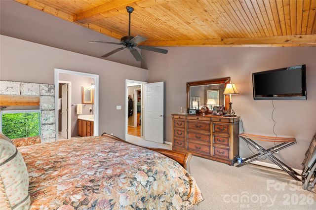 560 Toxaway Court, Lake Toxaway, NC 28747