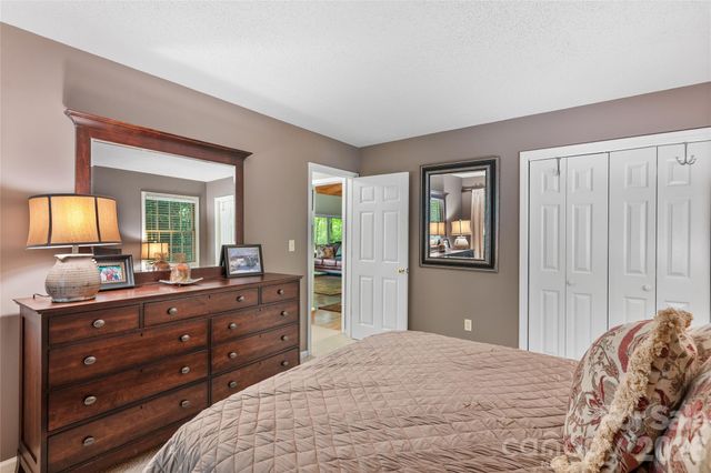 560 Toxaway Court, Lake Toxaway, NC 28747