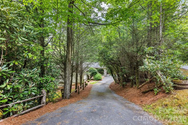 560 Toxaway Court, Lake Toxaway, NC 28747
