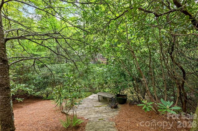 560 Toxaway Court, Lake Toxaway, NC 28747
