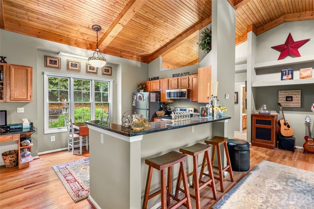 560 Toxaway Court, Lake Toxaway, NC 28747