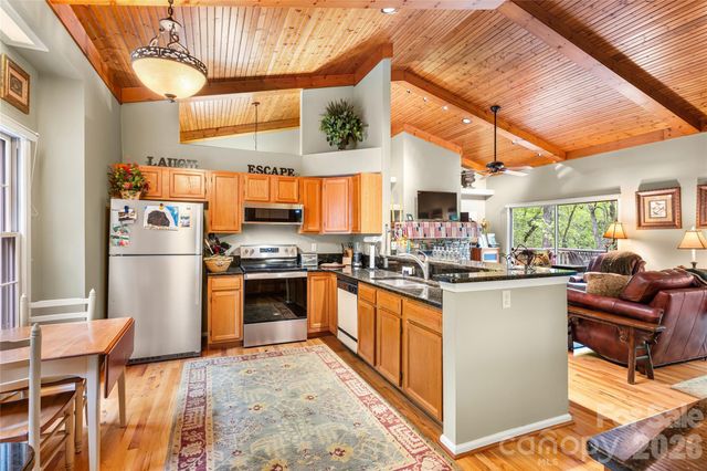 560 Toxaway Court, Lake Toxaway, NC 28747