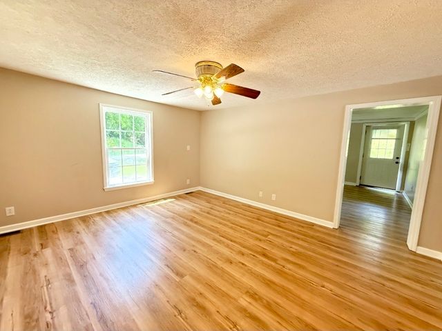833 Cumberland Dr, Clarksville, TN 37040