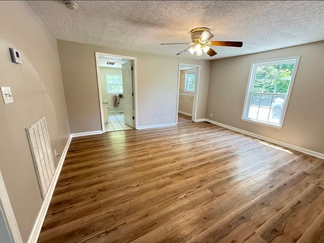 833 Cumberland Dr, Clarksville, TN 37040