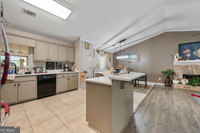 143 Stoneview Drive, Hoschton, GA 30548