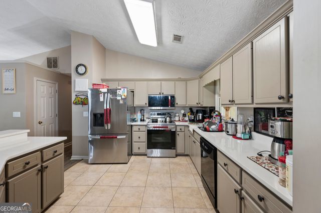143 Stoneview Drive, Hoschton, GA 30548