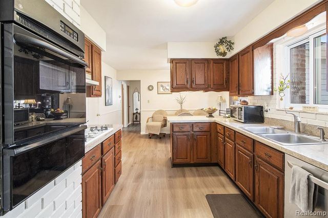 5794 Shetland Way, Waterford, MI 48327