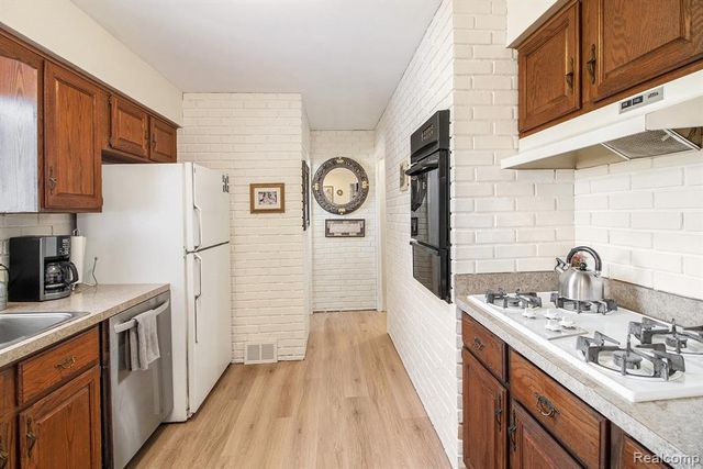 5794 Shetland Way, Waterford, MI 48327