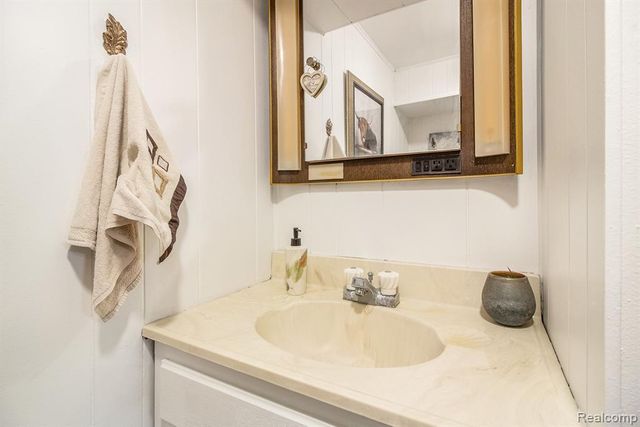 5794 Shetland Way, Waterford, MI 48327