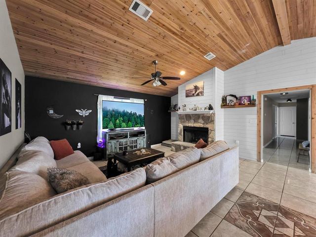 214 County Road 4632, Spurger, TX 77660