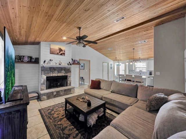 214 County Road 4632, Spurger, TX 77660