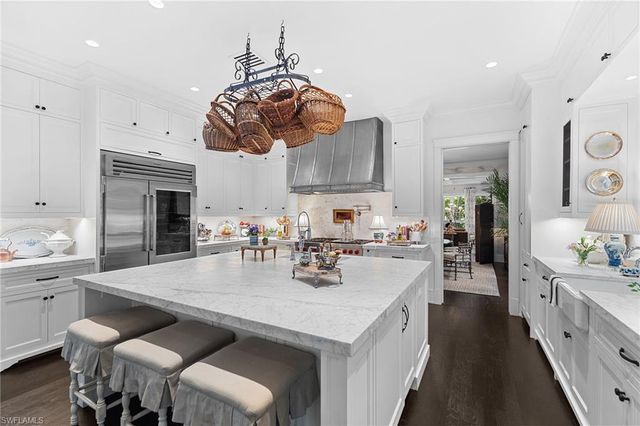 1800 Gordon DR, Naples, FL 34102