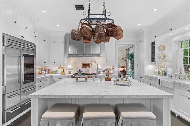 1800 Gordon DR, Naples, FL 34102