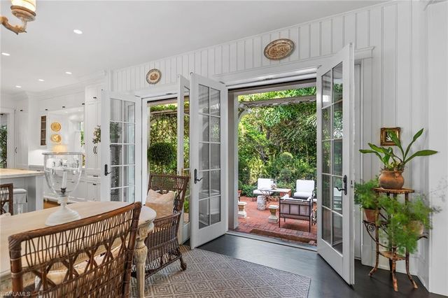 1800 Gordon DR, Naples, FL 34102