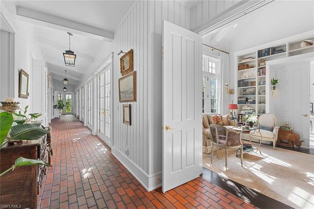 1800 Gordon DR, Naples, FL 34102