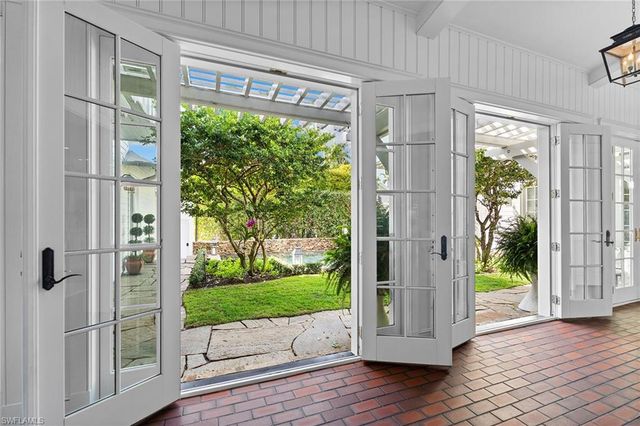 1800 Gordon DR, Naples, FL 34102