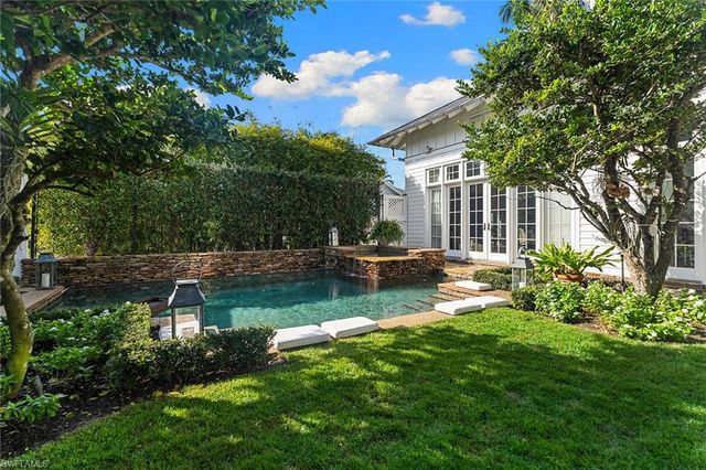 1800 Gordon DR, Naples, FL 34102