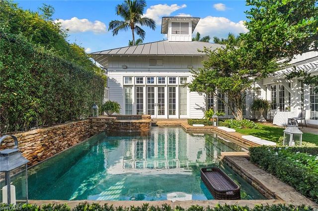 1800 Gordon DR, Naples, FL 34102