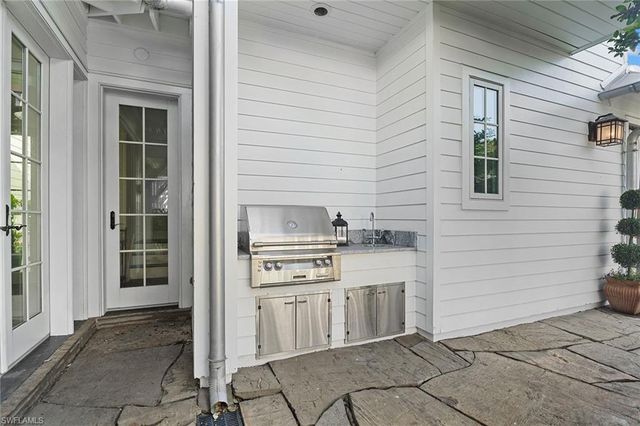 1800 Gordon DR, Naples, FL 34102