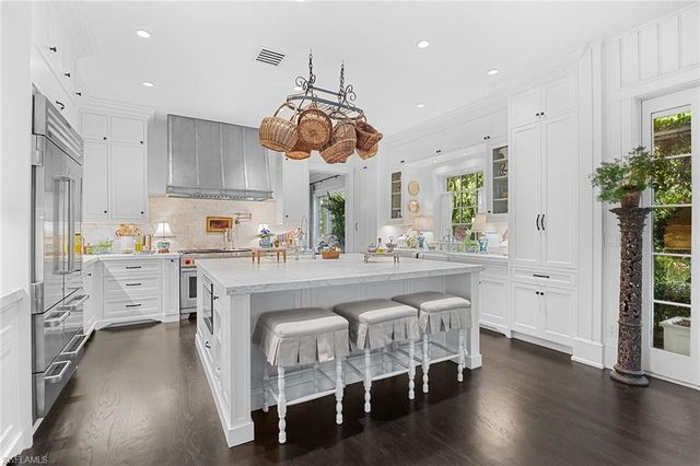 1800 Gordon DR, Naples, FL 34102