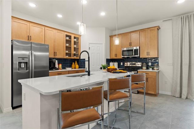 2519 AVALON PARK BOULEVARD, Tavares, FL 32778