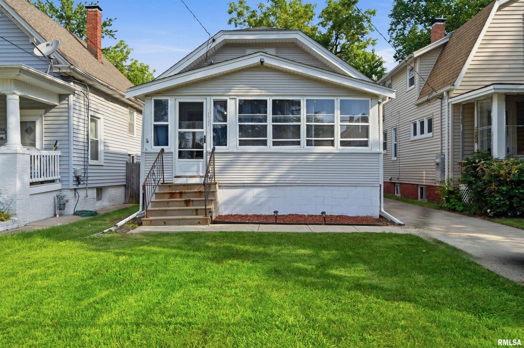 1921 W CLARKE Avenue, West Peoria, IL 61604