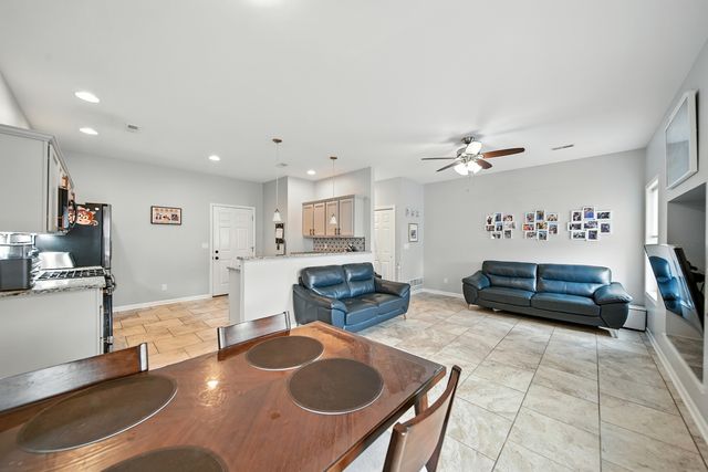 1613 Riverside Circle, Dixon, IL 61021