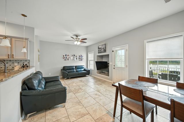 1613 Riverside Circle, Dixon, IL 61021