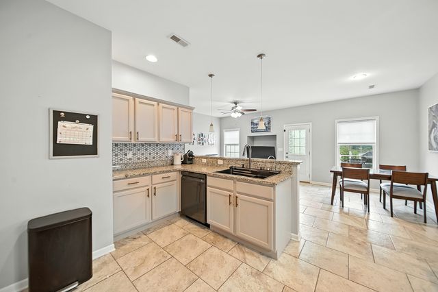 1613 Riverside Circle, Dixon, IL 61021