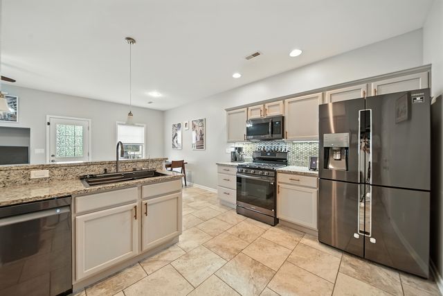 1613 Riverside Circle, Dixon, IL 61021