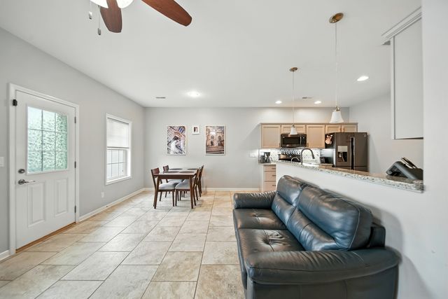 1613 Riverside Circle, Dixon, IL 61021