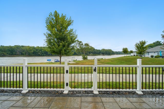 1613 Riverside Circle, Dixon, IL 61021