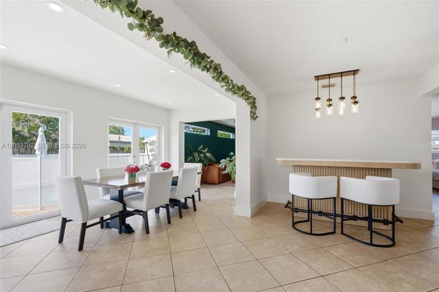 7151 SW 14th St, Pembroke Pines, FL 33023