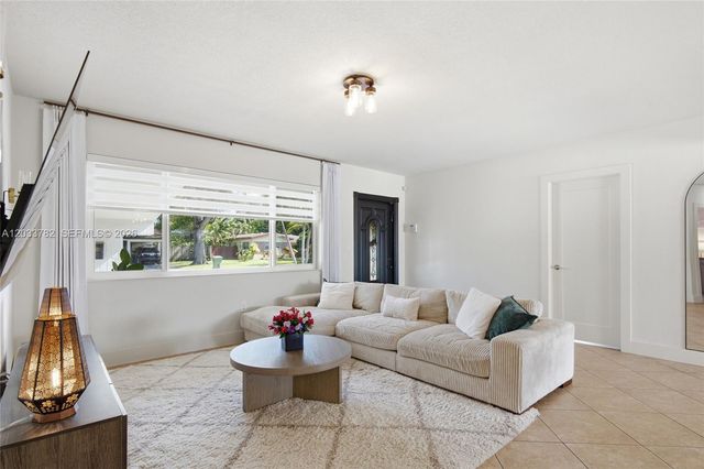 7151 SW 14th St, Pembroke Pines, FL 33023
