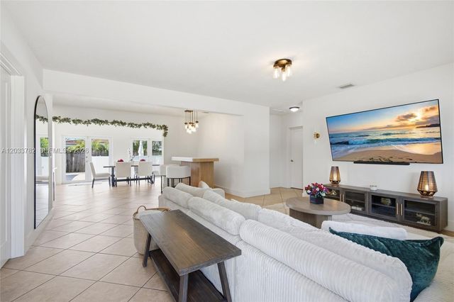 7151 SW 14th St, Pembroke Pines, FL 33023