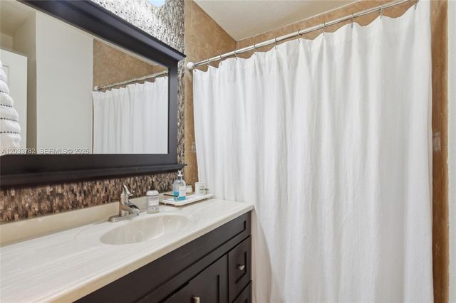 7151 SW 14th St, Pembroke Pines, FL 33023