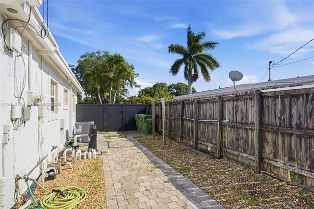 7151 SW 14th St, Pembroke Pines, FL 33023