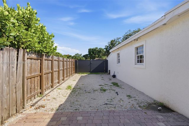 7151 SW 14th St, Pembroke Pines, FL 33023