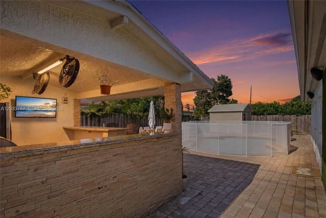 7151 SW 14th St, Pembroke Pines, FL 33023
