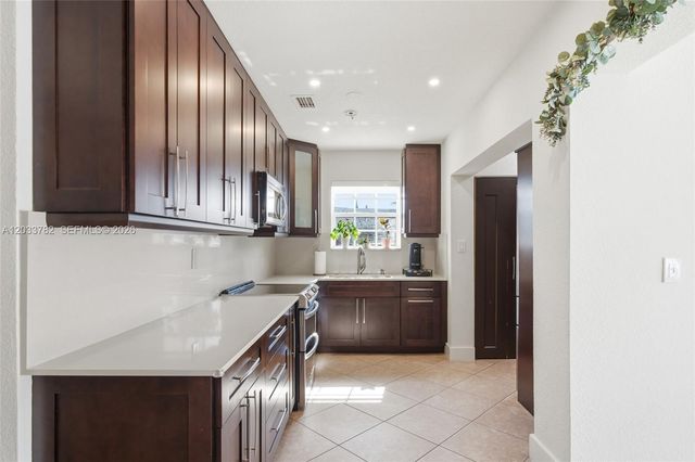 7151 SW 14th St, Pembroke Pines, FL 33023
