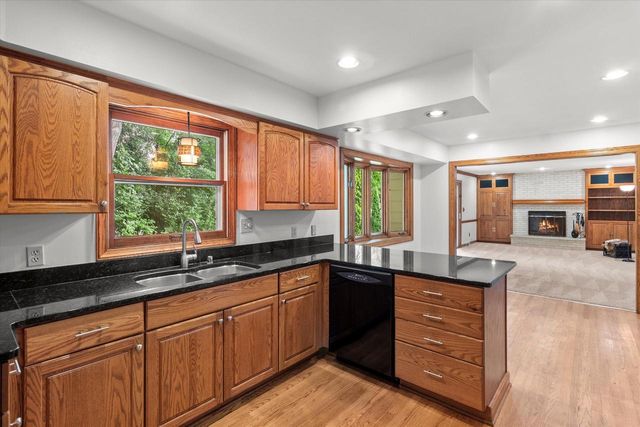 840 Tanglewood DRIVE, Brookfield, WI 53005