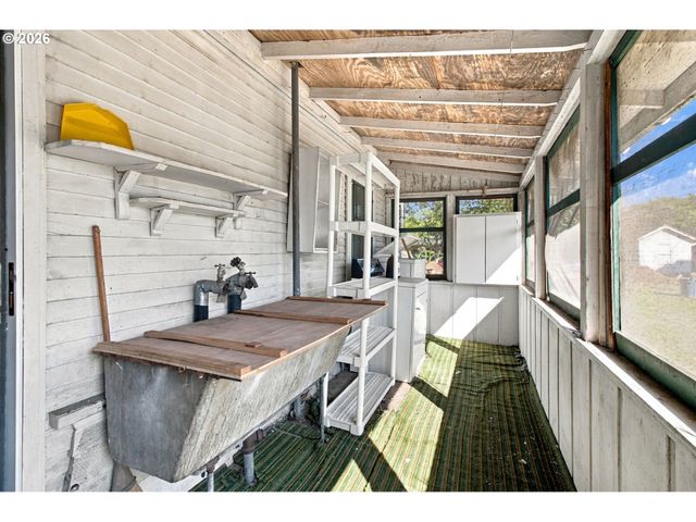 533 D St, Springfield, OR 97477