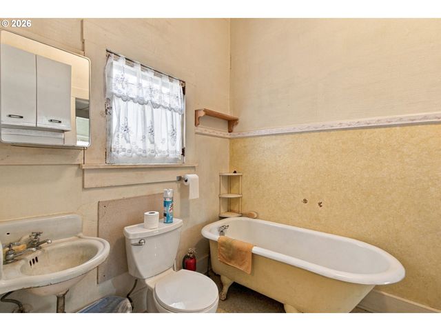 533 D St, Springfield, OR 97477